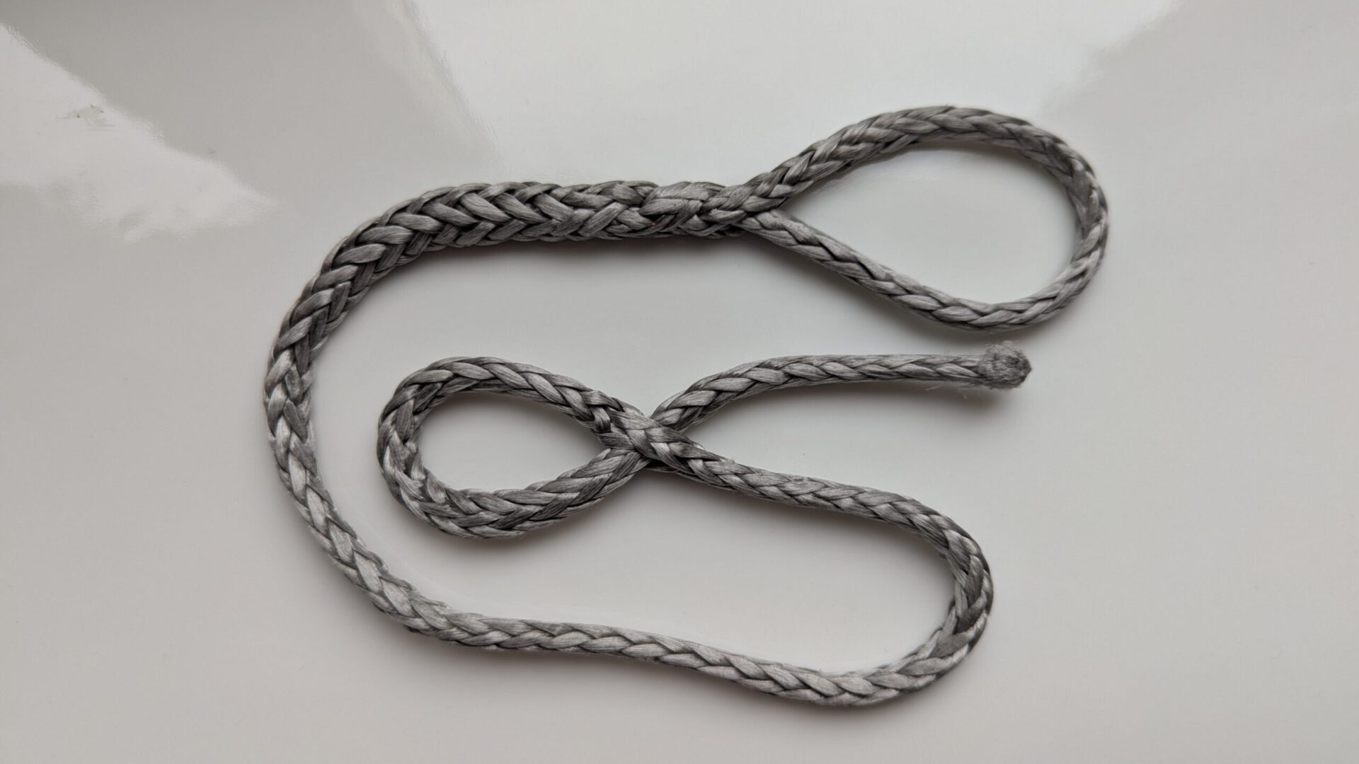 Ein Dyneema Spleiss. Links der Anfang, rechts das Ende.